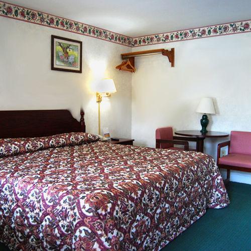 Lenox Inn Room photo